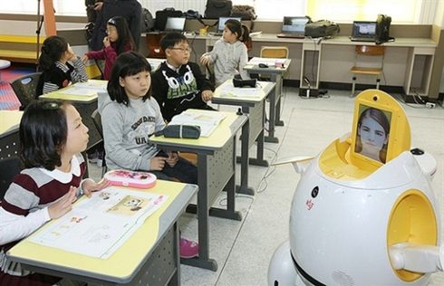 Robot uczy dzieci angielskiego