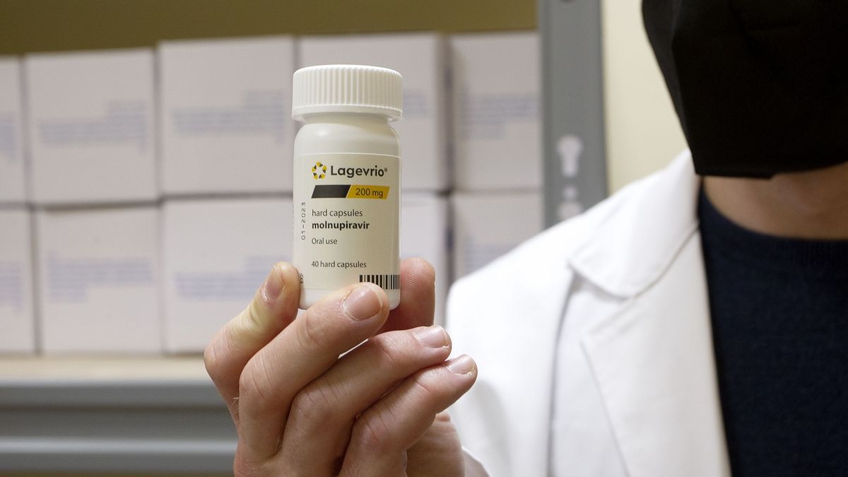 Lekarze wskazują, że wiele placówek nadal na problemy z zamówieniem leku przeciwwirusowego Molnupiravir