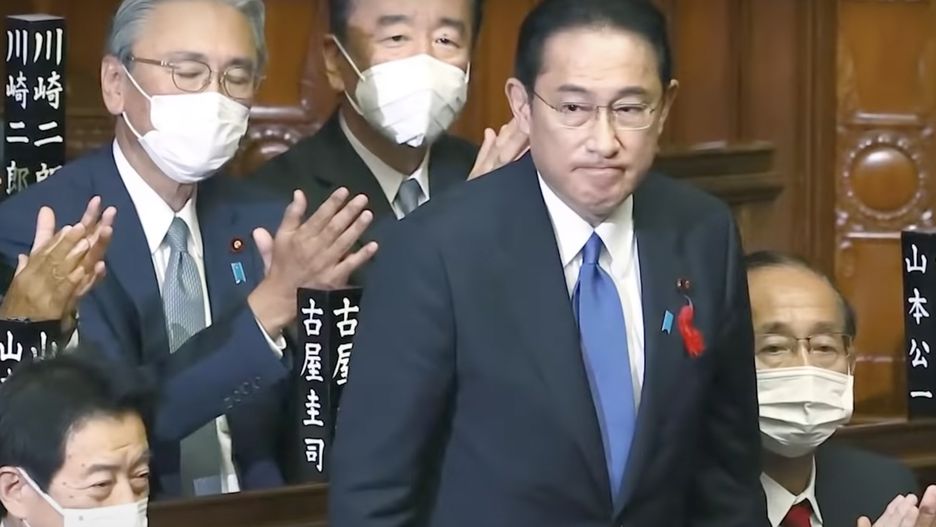 Premier Japonii Fumio Kishida jest odważnym człowiekiem. Wprowadził się do domu, który uchodzi za nawiedzony
