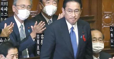 Premier Japonii zamieszkał w "domu z klątwą". Śpi jak dziecko