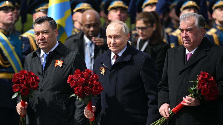 (L-R) Kyrgyz President Sadyr Japarov, Russian President Vladimir Putin and Tajik President Emomali Rahmon take part in a wreath laying ceremony at the Tomb of the Unknown Soldier in Alexander Garden on Victory Day, which marks the 79th anniversary of the victory over Nazi Germany in World War Two, in Moscow, Russia, 09 May 2024. Russia marks the 79th anniversary of the victory in World War II over Nazi Germany and its allies. The Soviet Union lost 27 million people in the war. EPA/RAMIL SITDIKOV/SPUTNIK/KREMLIN / POOL MANDATORY CREDIT Dostawca: PAP/EPA.