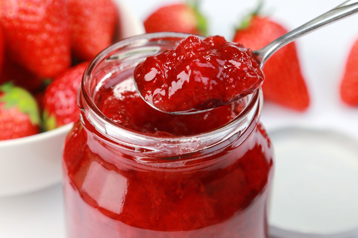 Fluffy cake with jam. Can there be anything better?