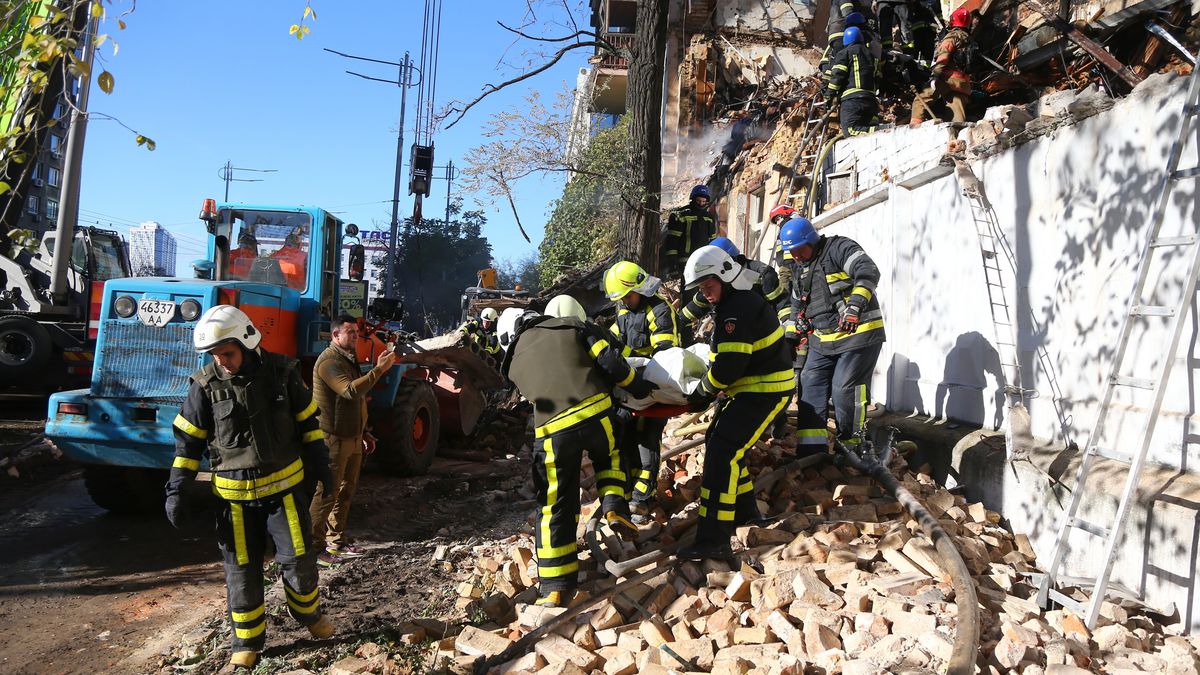 zniszczony budynek
Kij�w, Ukraina, 17.10.2022. Budynek mieszkalny w centrum Kijowa zniszczony po rosyjskim ataku dronowym, 17 bm. Kij�w zosta� rano zaatakowany przez wojska rosyjskie przy u�yciu dron�w kamikadze (amunicji kr���cej) produkcji ira�skiej. Trwa inwazja Rosji na Ukrain�. (jm) PAP/Viktor Kovalchuk
Viktor Kovalchuk
amunicja kr���ca, atak, dron dron�w, drony, ira�skich, iwazja, kamikadze, po�ar, rosji, ruiny, stra� po�arna, stra�acy, ukrain�, wojna, zburzony, agresja Rosji, atak Rosji na Ukrain�, inwazja rosyjska, Wojna na Ukrainie