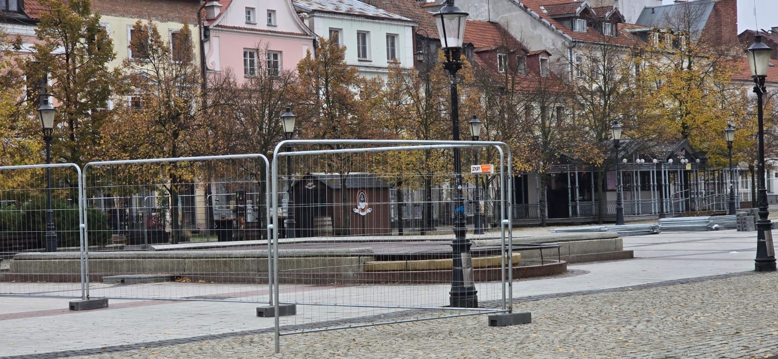 Rozbetonowanie placu na Starym Rynku w Płocku 