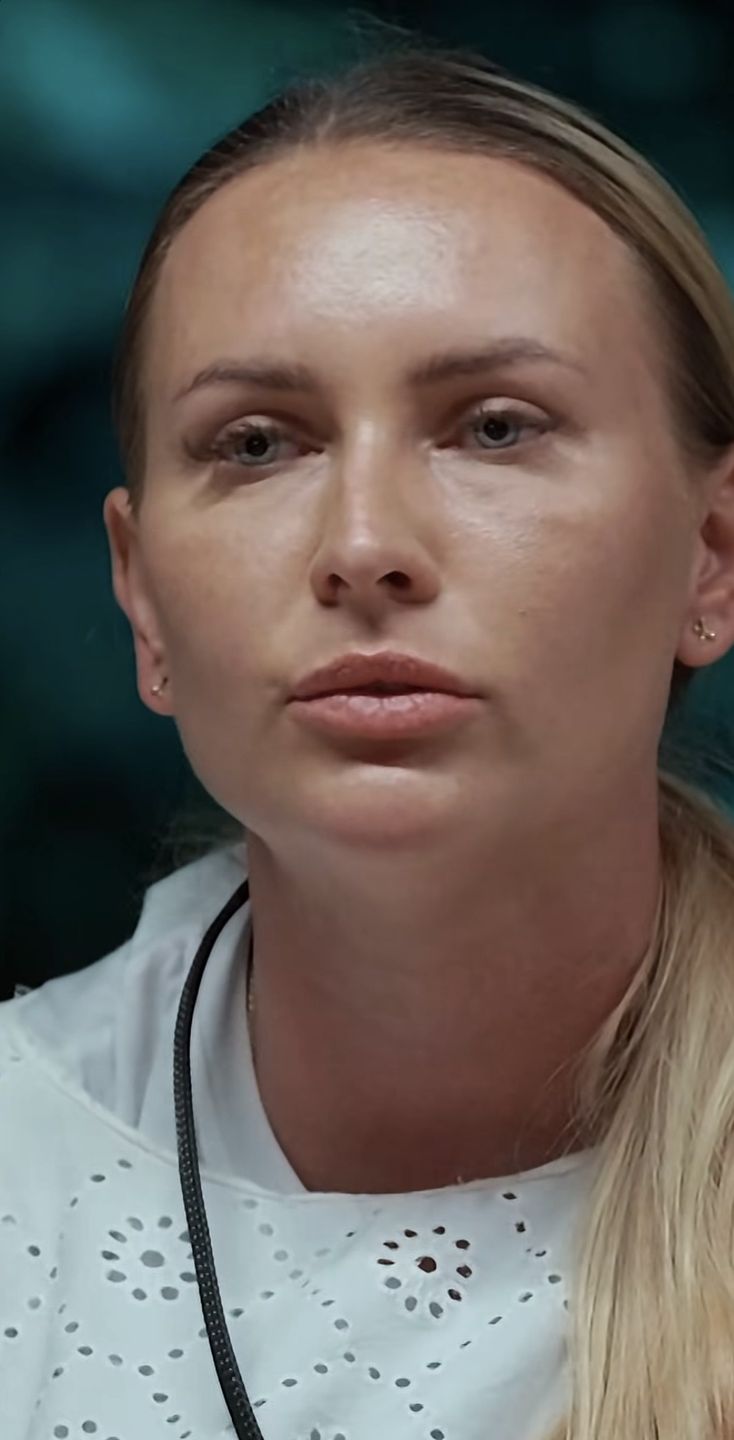 Mała Ania podczas "nocy oczyszczenia"