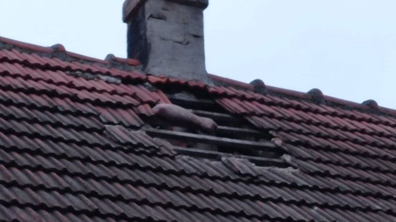 Bolesławiec. Schował się dachu. Liczył, że policjanci go nie znajdą