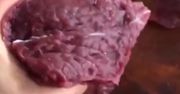 Wideo z surowym mięsem podbija sieć. To się stało po dodaniu soli