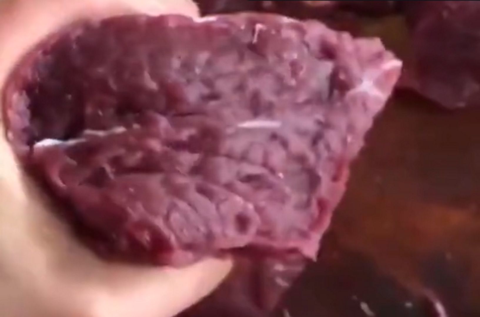 Wideo z surowym mięsem podbija sieć. To się stało po dodaniu soli