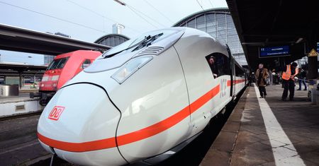 Bilet za 9 euro. Wyhamował inflację i zmniejszył korki. W sierpniu może zabraknąć na niego pieniędzy