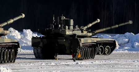 Rosja: czołgi T-90M pod Moskwą [Zobacz wideo]