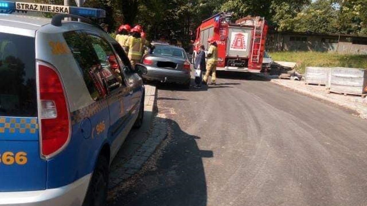Roztrzęsiona matka zadzwoniła po pomoc. 1,5 roczne dziecko utknęło w samochodzie