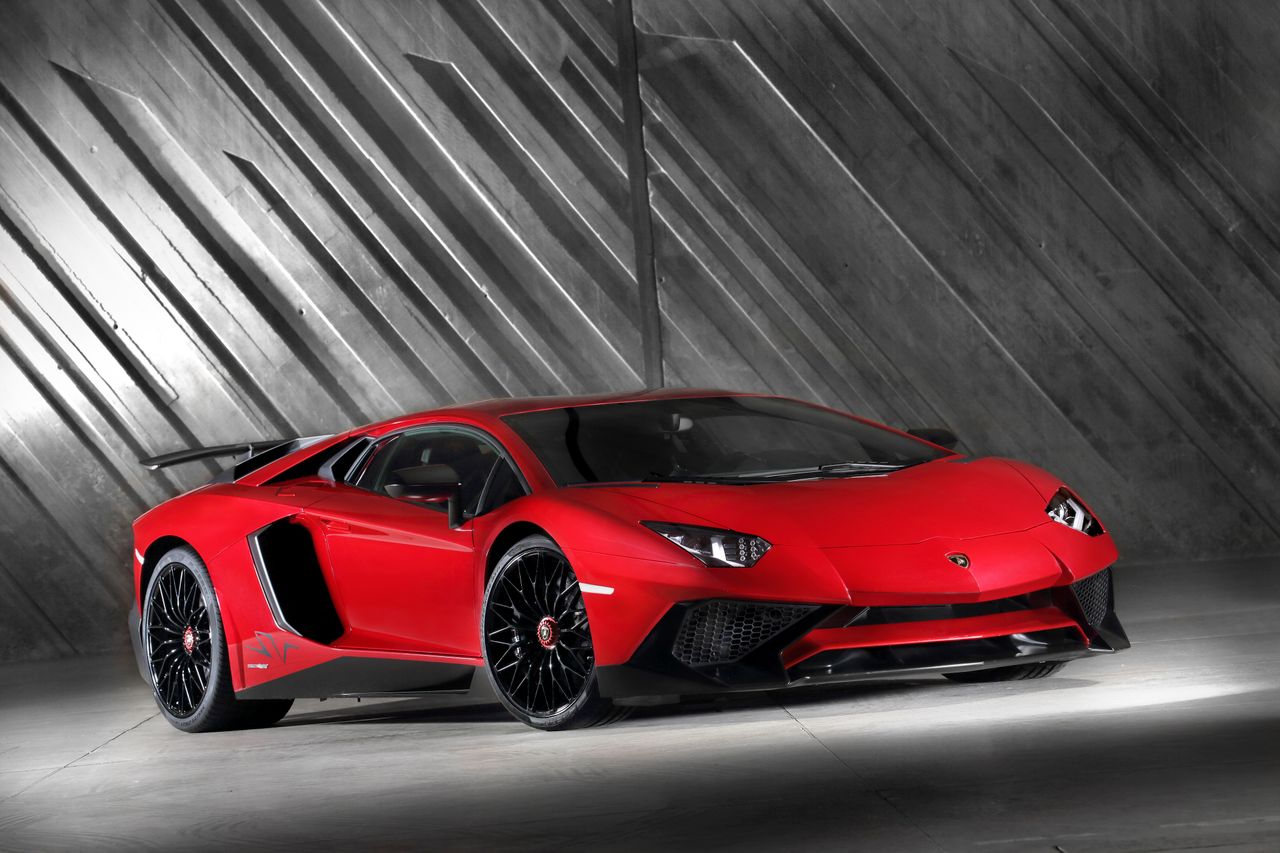 Znów zmieniamy stajnię. Tym razem jednak nie opuszczamy kraju. Przenosimy się do Sant'Agata Bolognese. To tutaj produkowane jest Lamborghini LP 750-4 Superveloce. Pod jego futurystyczną pokrywą komory silnika pracuje V12 o pojemności 6,5 l, generujące 750 KM i 690 Nm. 0-100 km/h w 2,8 s i 24,7 l benzyny na 100 km w mieście.