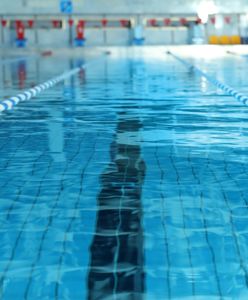 12-latka leżała na dnie basenu. Są nowe informacje o jej stanie