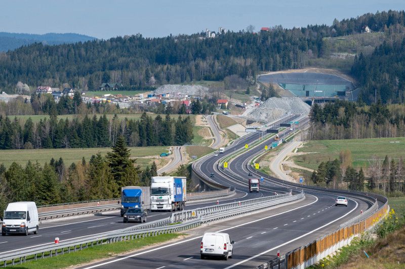 Druga nitka najdłuższego tunelu w Polsce przebita. Pomogły w tym materiały wybuchowe