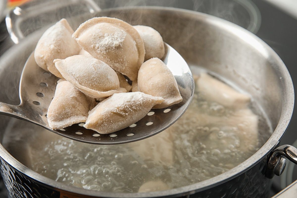 Zamroziłeś pierogi na święta? Pamiętaj o ważnej rzeczy, bo inaczej wylądują w koszu