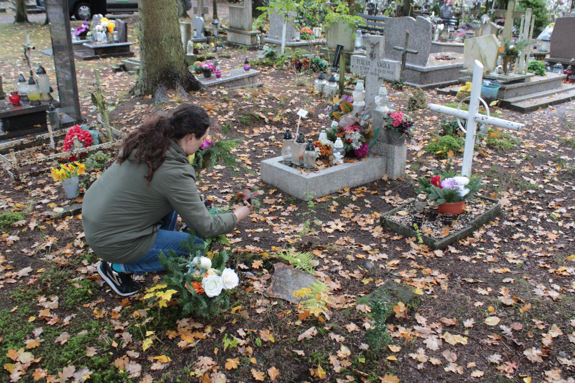 SENIORZY Z ZIELONEGO TARASU PRZEKAZUJĄ STROIKI NA BEZIMIENNE GROBY