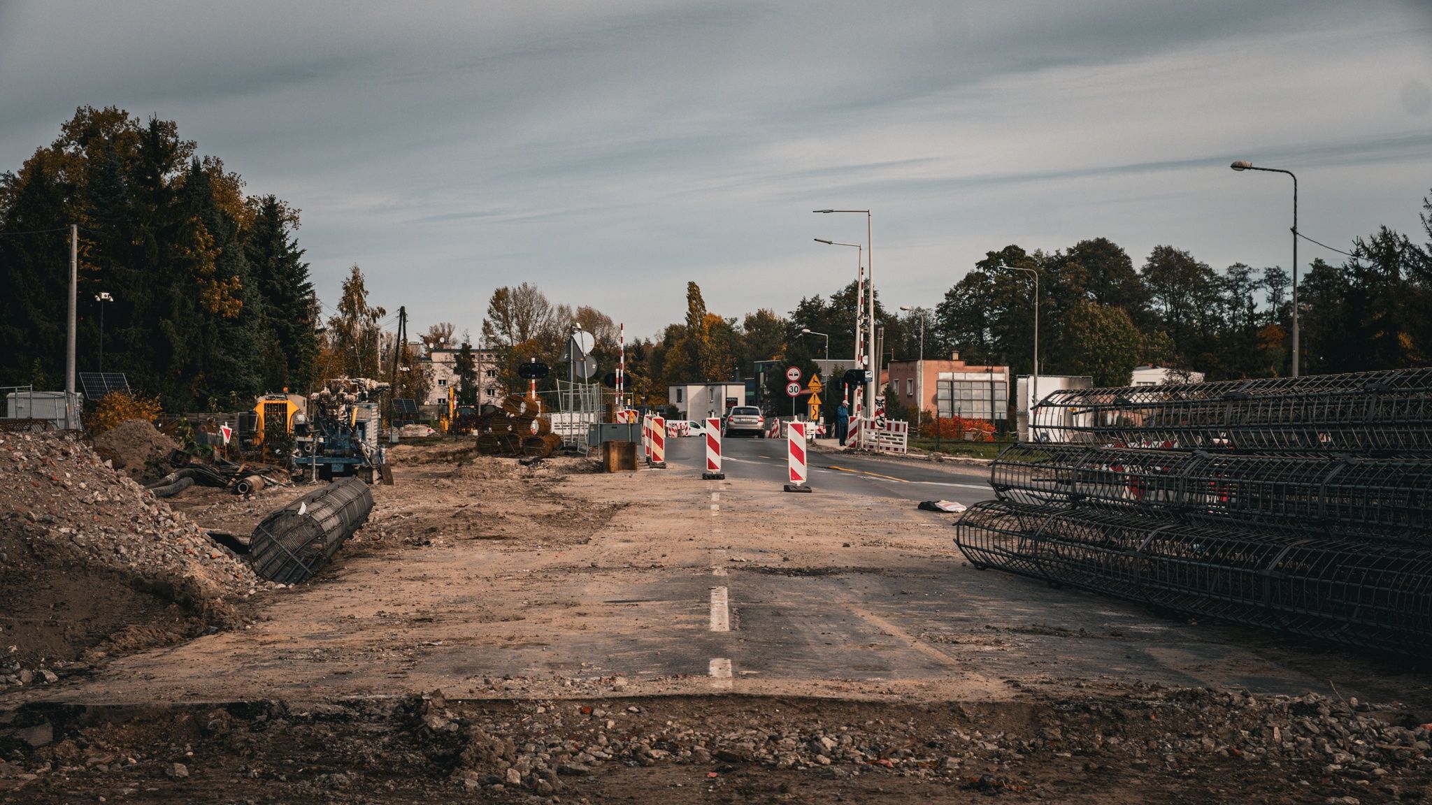 Na ul. Olsztyńskiej w Toruniu trwają prace przy budowie estakady nad torami kolejowymi. 
