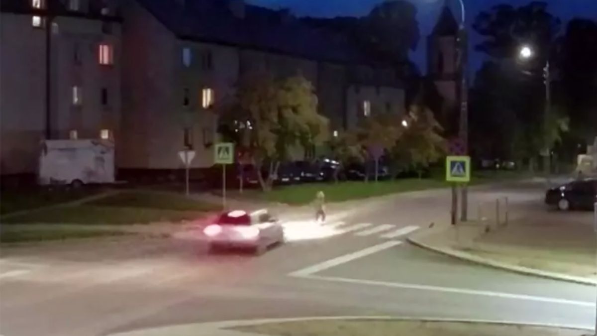 Kierowca potrącił na pasach 61-latkę