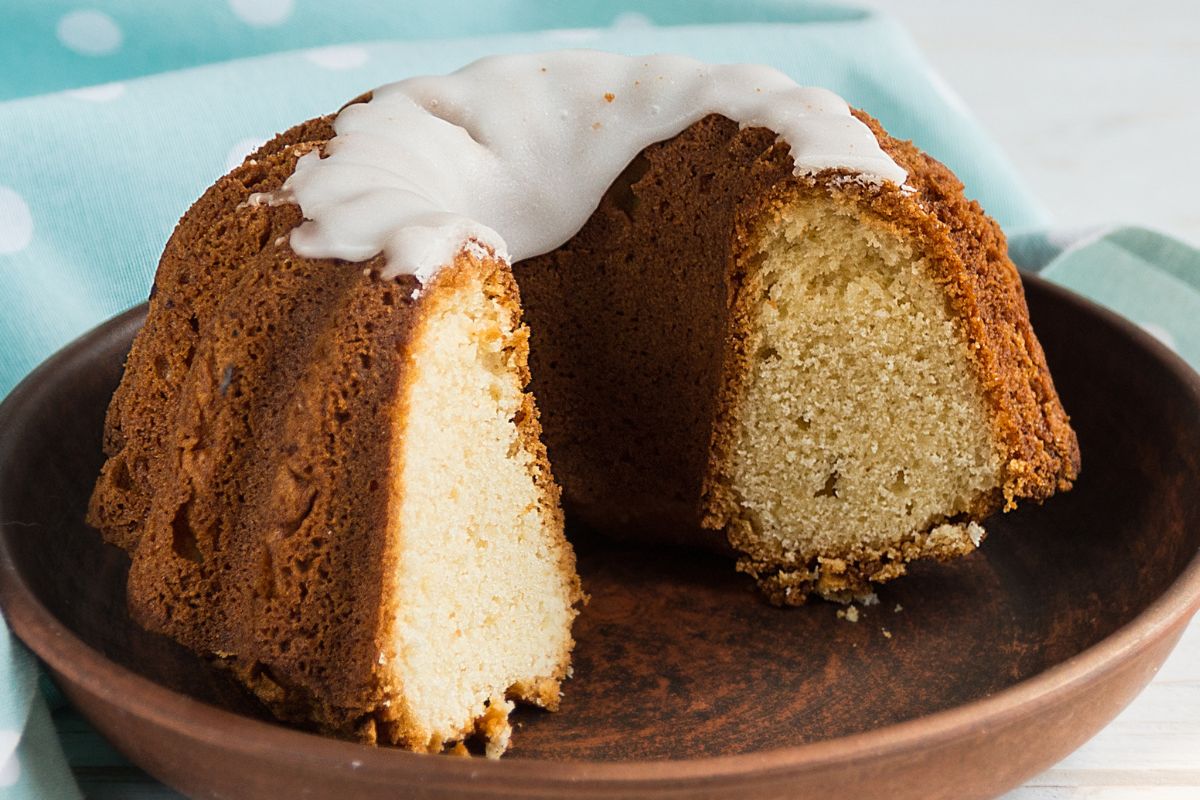 Twarogowa babka wielkanocna ma przyjemnie wyczuwalne grudki sera
