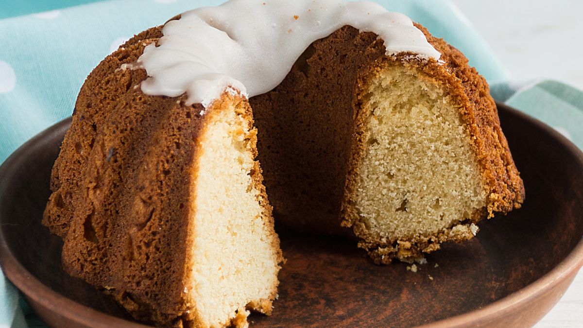 Twarogowa babka wielkanocna ma przyjemnie wyczuwalne grudki sera