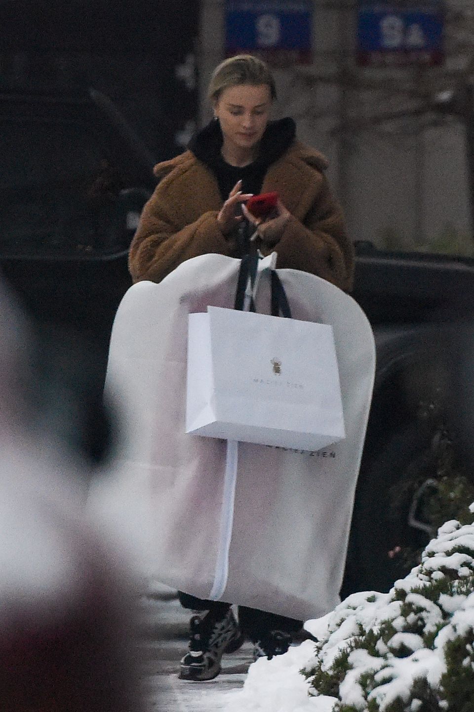 Maffashion zaspokaja głód nikotynowy przed butikiem Macieja Zienia