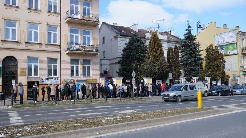 Kolejka przed konsulatem Ukrainy w Lublinie