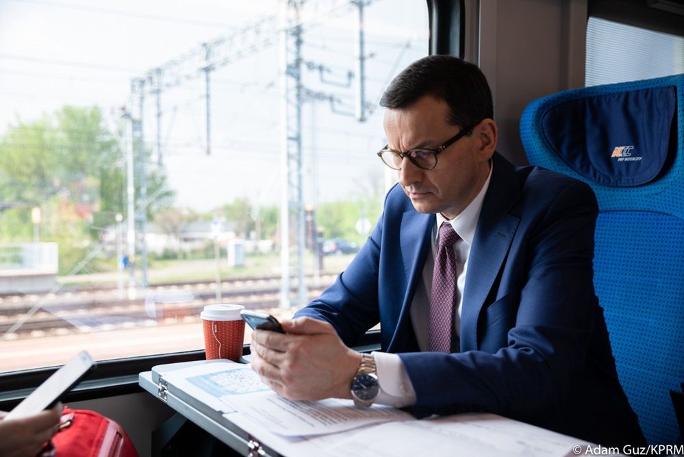 Premier Mateusz Morawiecki zapowiada obniżenie cen biletów na kolei