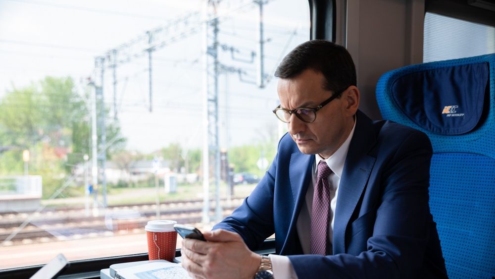 Premier Mateusz Morawiecki zapowiada obniżenie cen biletów na kolei