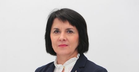 Posłanka PiS chce... deportować ateistów! "Powinniśmy wymagać od nich oświadczeń, że znają Konstytucję!"