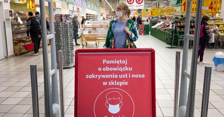 Koronawirus w Polsce. Polacy zdjęli maseczki? "Bardziej boją się policjanta niż wirusa"