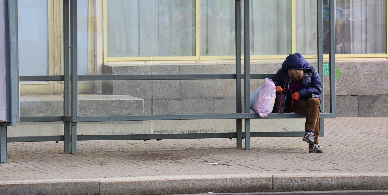 Toruń: 66-letnia kobieta znaleziona na przystanku. Służby zareagowały