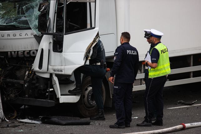 Brzoskwinia, 07.07.2022. Miejsce zderzenia trzech TIR-ów na autostradzie A4 w okolicy miejscowości Brzoskwinia (pow. krakowski), 7 bm. Kierowca jednego z TIR-ów, które wzajemnie na siebie najechały, został zakleszczony w pojeździe. Z ciężarówek wyciekło paliwo. (mr) PAP/Łukasz Gągulski***Zdjęcie do depeszy PAP pt. Małopolskie/ Utrudnienia na A4; doszło do zderzenia trzech TIR-ów***