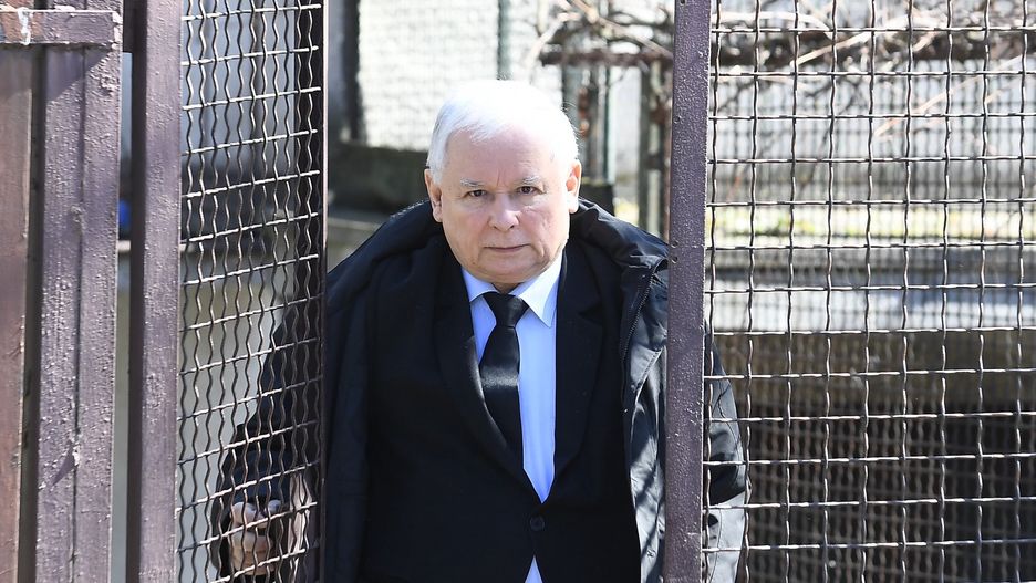 Koronawirus. Jarosław Kaczyński przyłapany bez maseczki