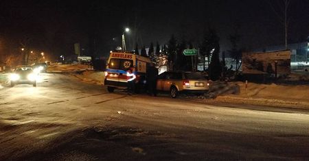Nie wyhamował na śliskiej jezdni. Kierowca karetki uderzył w jadące audi