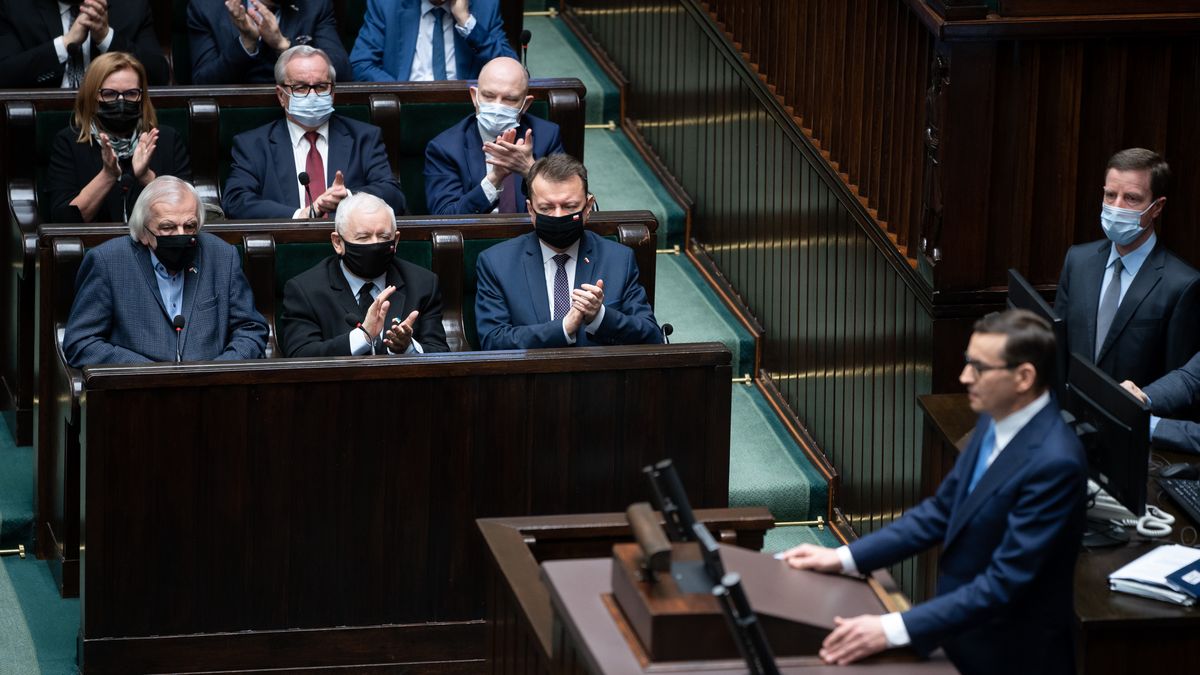 Leader of the Polish Law and Justice (PiS) ruling party Jaroslaw Kaczynski (C), Polish Deputy Sejm Speaker Ryszard Terlecki (L) and Polish Defense Minister Mariusz Blaszczak (R), Prime Minister Mateusz Morawiecki (Front), during the 49th session of the Sejm (lower house) in Warsaw, Poland, on 24 February 2022. Polish Parliament has passed a resolution condemning Russian aggression against Ukraine and calling on the international community to impose tough sanctions on Moscow. (Photo by Mateusz Wlodarczyk/NurPhoto via Getty Images)