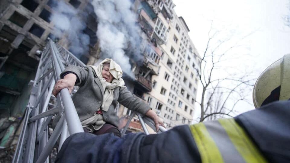 Ewakuacja rannych ze zbombardowanych przez wojska rosyjskie budynków mieszkalnych w kijowskiej dzielnicy Obołoń