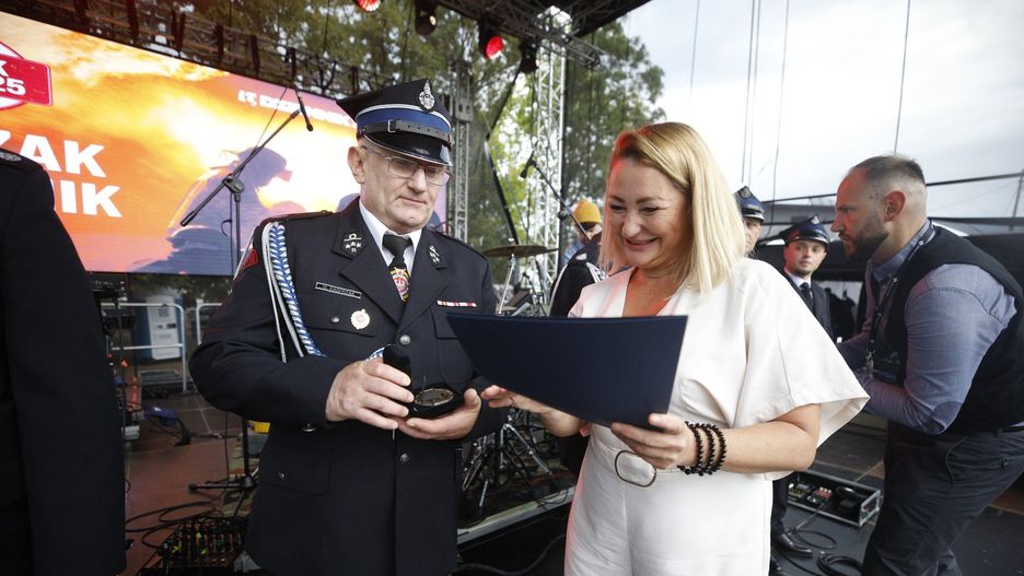Gala plebiscytu &#34;Dziennika Zachodniego &#34;Strażak Roku 2025&#34; odbyła się w ramach 25. Dożynek Wojewódzkich w Woźnikach