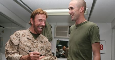 Chucka Norrisa żegna piechota USA. Marines ze specjalnym wpisem