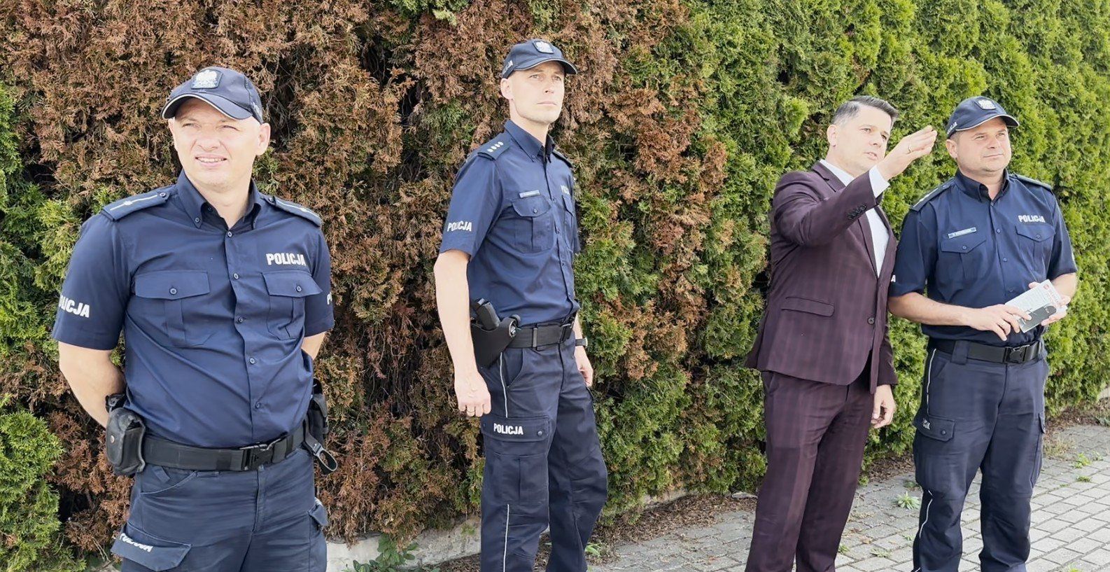 Nietypowa akcja w Kamieńsku. Burmistrz Jarosław Bąkowicz oraz policjanci przypominali o zabezpieczaniu domów przed włamaniami