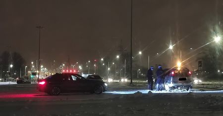 Spadł śnieg, a na parkingach pojawili się amatorzy zimowych poślizgów