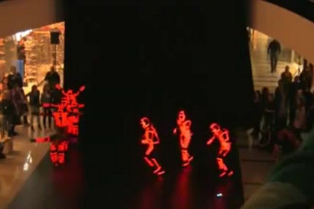 Pomysłowy  flash mob: sceny rodem z filmu „Tron Dziedzictwo” w galerii handlowej 1