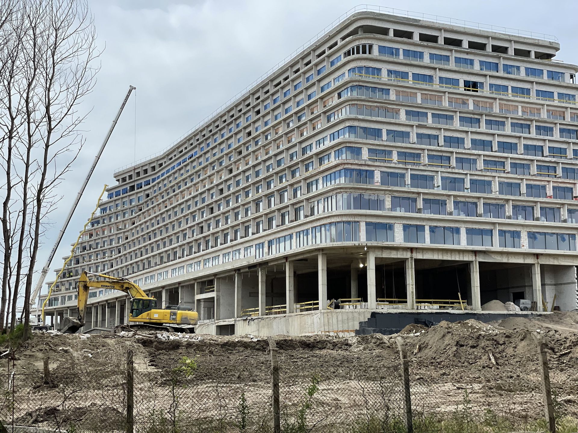 Widok na plac budowy hotelu w Pobierowie
