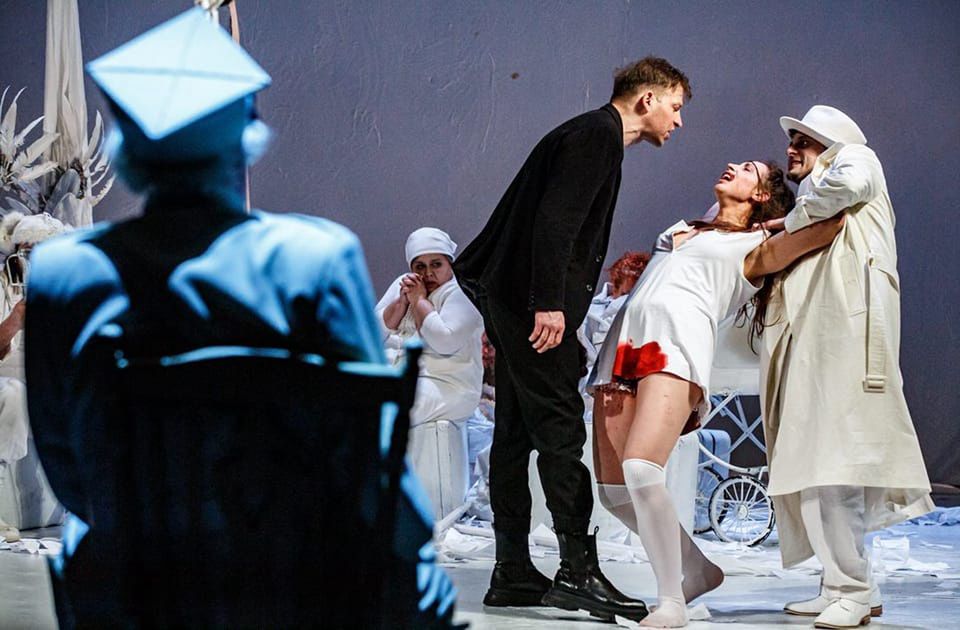 Ujęcie ze spektaklu "Odys i świnie, czyli opowieść mitomana"