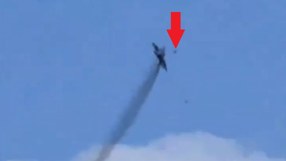 Ukraiński MiG-29 podczas zrzutu bary bomb kierowanych z modułami AASM Hammer na niskiej wysokości. 
