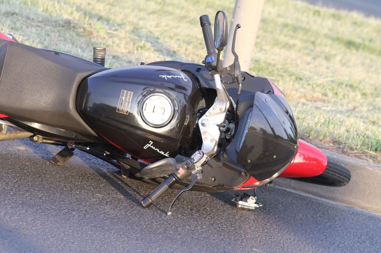 Wioska: Zderzenie audi się z motocyklem. Jedna osoba w szpitalu