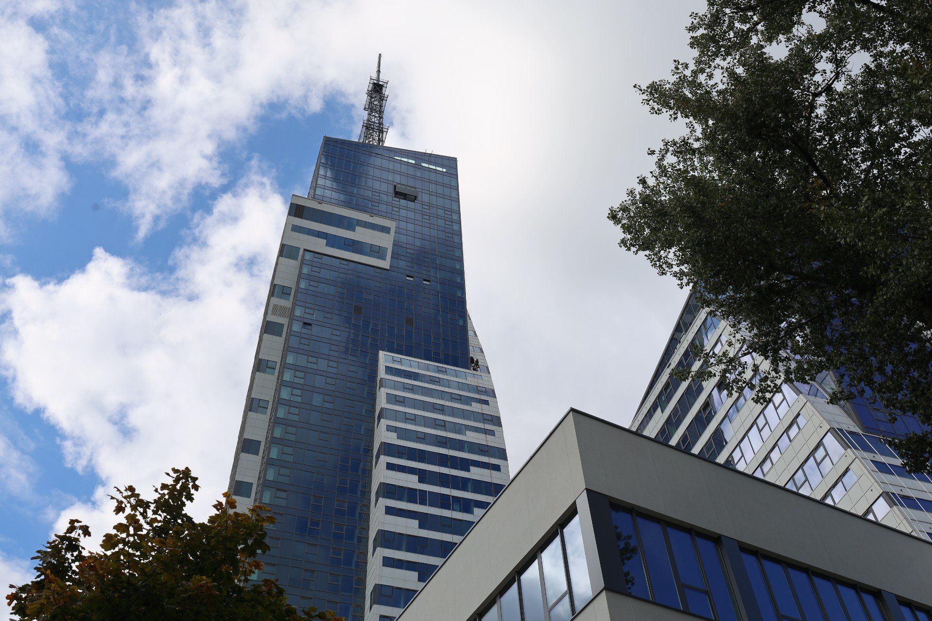 Wieżowiec Olszynki Park w Rzeszowie. Szklana fasada.