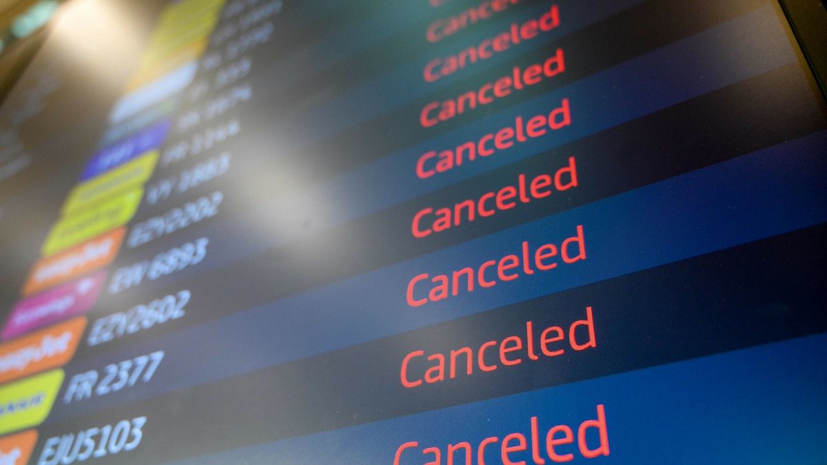 Strajk na niemieckich lotniskach
A display showing cancelled flight due to a strike of German union Verdi is pictured at the Berlin-Brandenburg Airport (BER) in Schoenefeld, southeast of Berlin, on March 10, 2025. Major disruptions loom at German airports on march 10, 2025, including a total shutdown of flights at Berlin, after a services union announced strike action for better pay for ground personnel. The industrial action also hit the country's biggest airport in Frankfurt as well as hubs in Bremen, Cologne, Dortmund, Duesseldorf, Hamburg, Hanover, Leipzig, Munich and Stuttgart. (Photo by RALF HIRSCHBERGER / AFP)
RALF HIRSCHBERGER