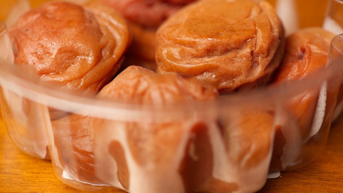 Japońskie umeboshi to marynowane i suszone, kwaskowe owoce