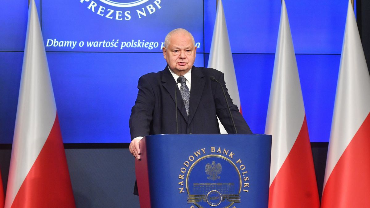 Adam Glapi�skiWarszawa, 08.12.2022. Prezes Narodowego Banku Polskiego Adam Glapi�ski podczas konferencji prasowej dotycz�cej oceny bie��cej sytuacji ekonomicznej w Polsce, 8 bm. w Centrali NBP w Warszawie. (mr) PAP/Radek PietruszkaRadek Pietruszkagospodarcza, gospodarka, konferencja, narodowy bank polski, nbp, sytuacja, ekonomia, inflacja, kryzys, sytuacja ekonomiczna