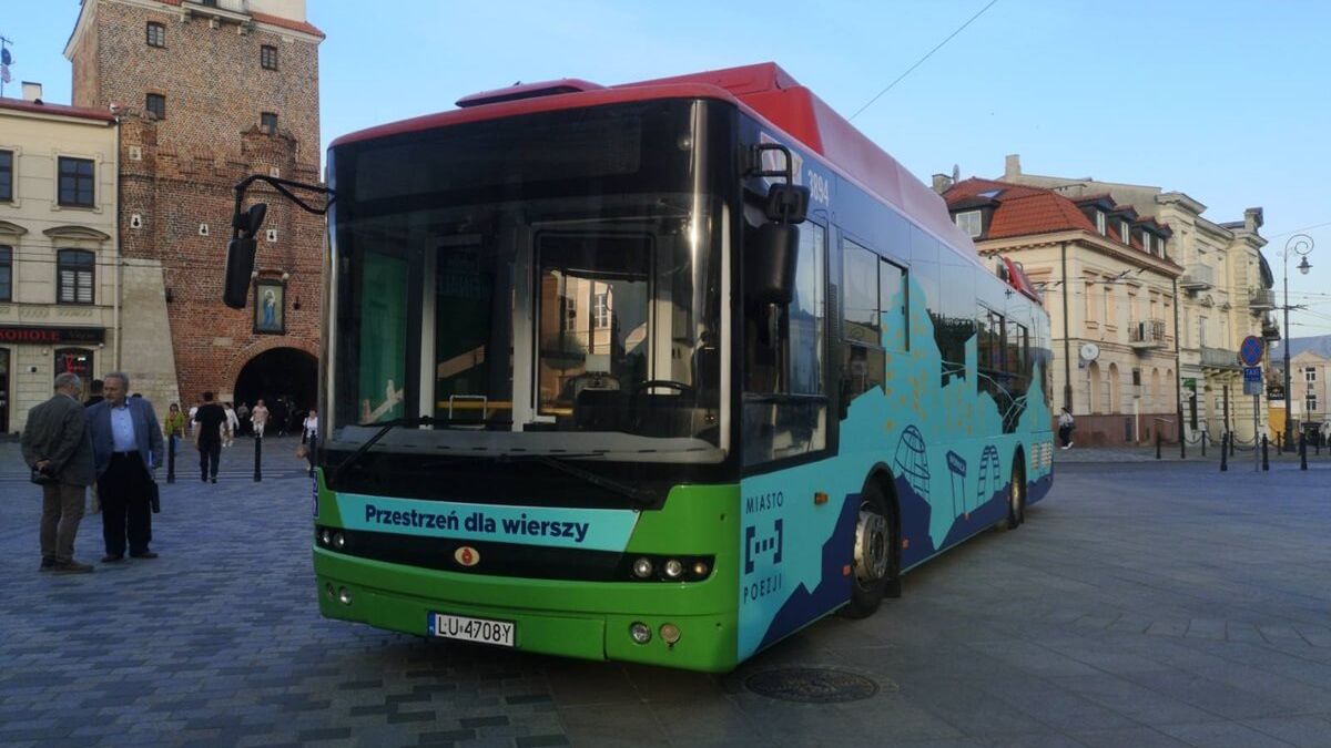Trolejbus poezji zaparkował na placu Łokietka przed Ratuszem